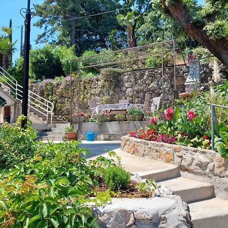 Beach Apartments Lovran アパート